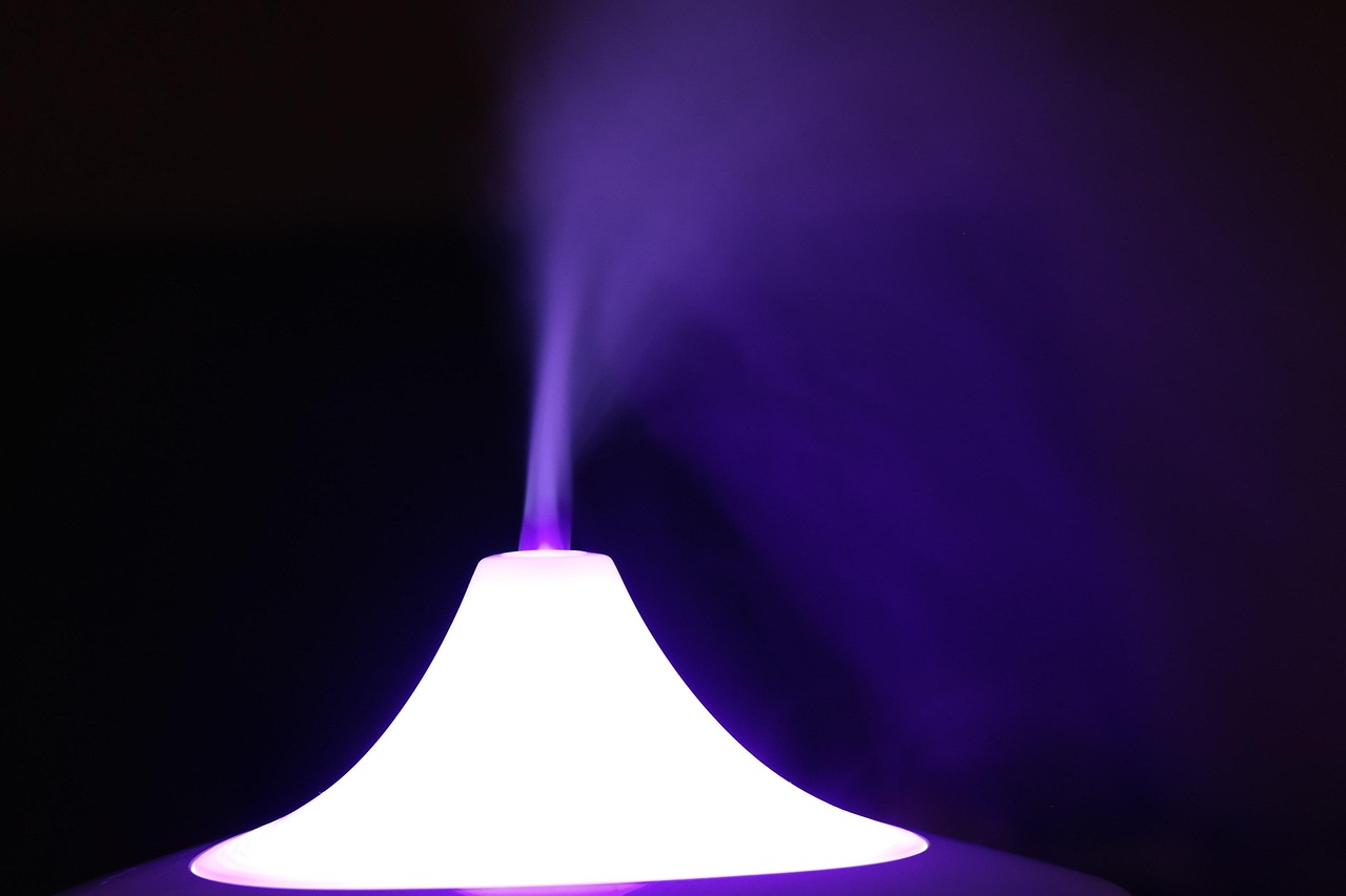 Trendy gekleurde hanglampen in een minimalistisch interieur. Trendy gekleurde hanglampen in een minimalistisch interieur.