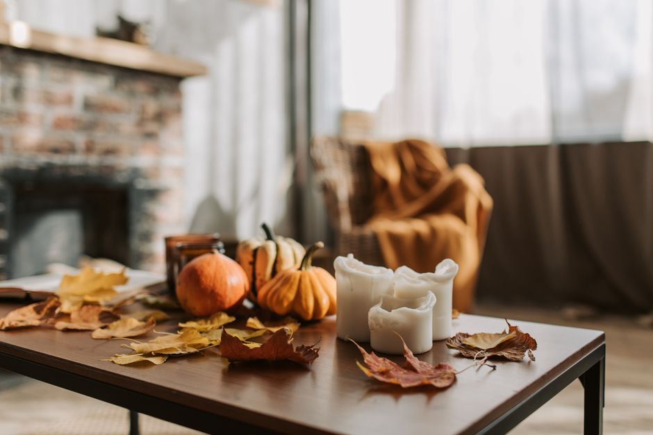 Maximalistische boekenkast met herfstthema en accessoires.